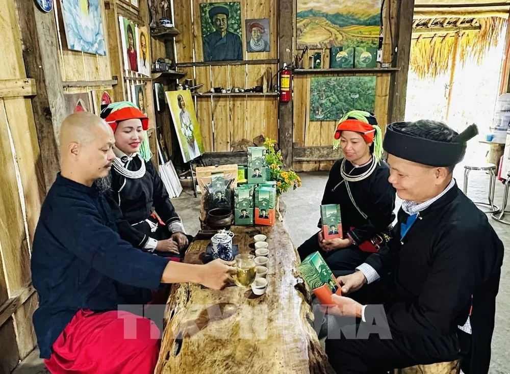 Thưởng chè mới sao là một nét văn hóa của người dân tộc Dao (thôn Xà Phìn, xã biên giới Thanh Thủy, tỉnh Tuyên Quang). Ảnh: Đức Thọ - TTXVN