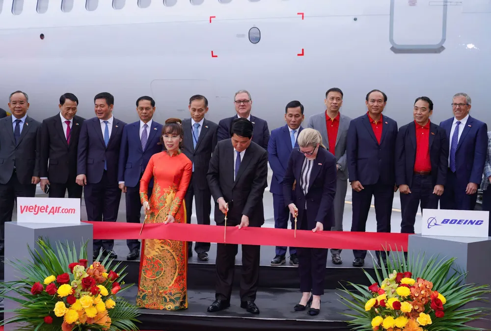 Lễ bàn giao tàu bay 737-8 đầu tiên giữa Boeing và Vietjet với sự chứng kiến của Chủ tịch nước Lương Cường tại Seattle, Hoa Kỳ