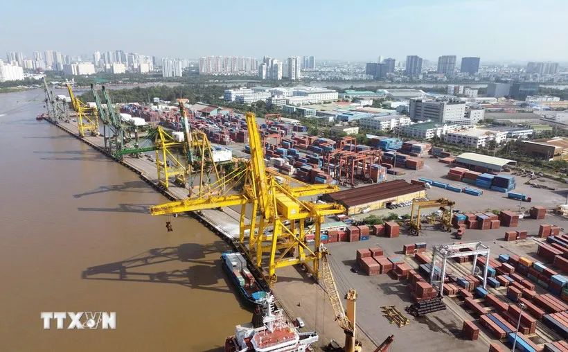 Hoạt động bốc xếp container tại Cảng Tân Thuận-Công ty Cổ phần Cảng Sài Gòn. (Ảnh: Quốc Khánh/TTXVN) 