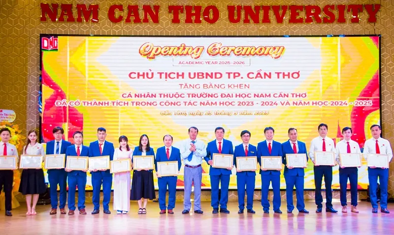 Trao bằng khen của Chủ tịch UBND TP Cần Thơ.jpg