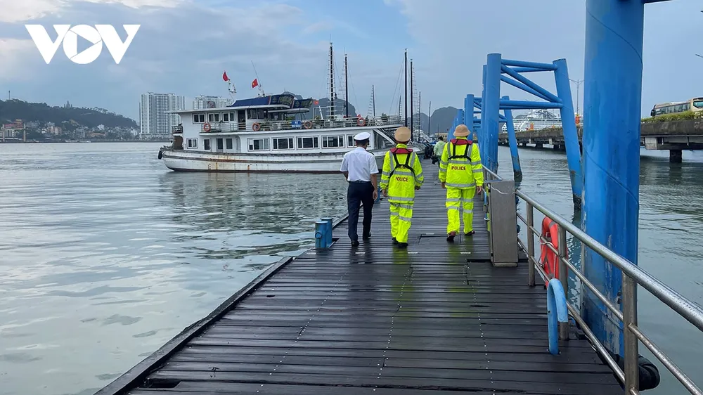 Lực lượng chức năng kiểm tra cảng bến, đảm bảo tàu thuyền về neo đậu an toàn