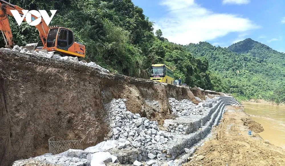 Hàng chục điểm sạt lở ta luy âm đang được tỉnh Nghệ An khẩn trương khắc phục. (Ảnh: Duy Ngợi)