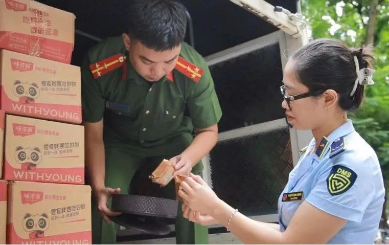 Hà Nội: Phát hiện xe tải chở 2.500 bánh Trung Thu nhập lậu