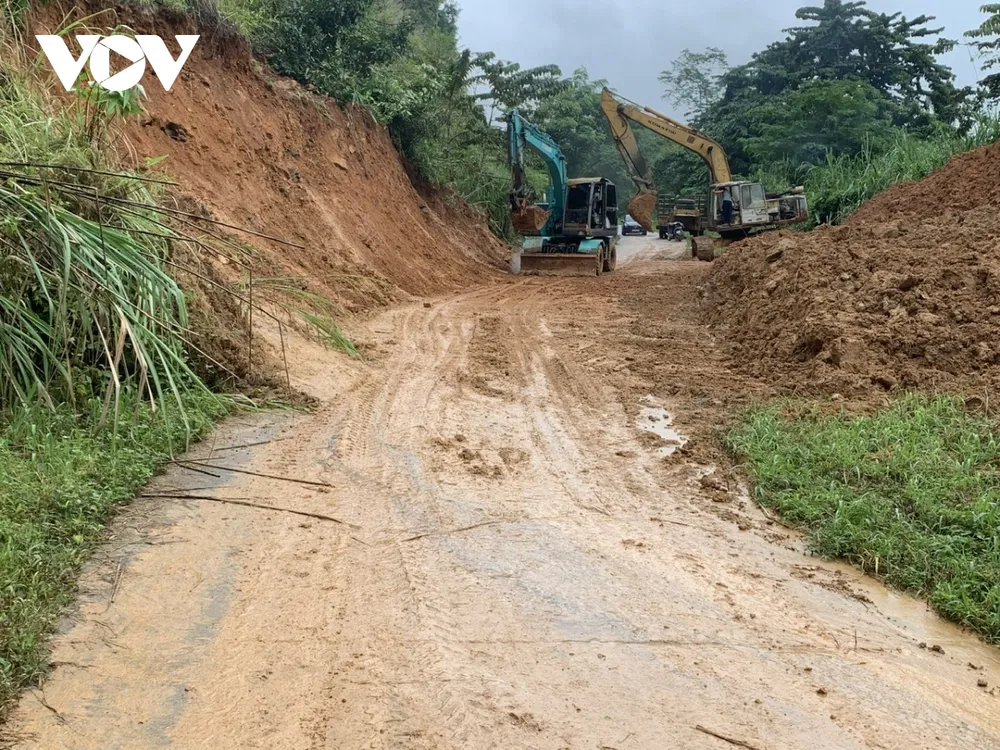 Khắc phục tạm thời các điểm sạt lở taluy dương Tỉnh lộ 674 qua xã Mô Rai, tỉnh Quảng Ngãi