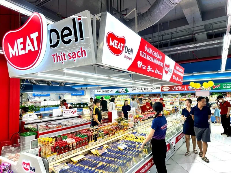 Khách hàng tìm mua các sản phẩm thịt sạch, tươi ngon tại siêu thị WinMart