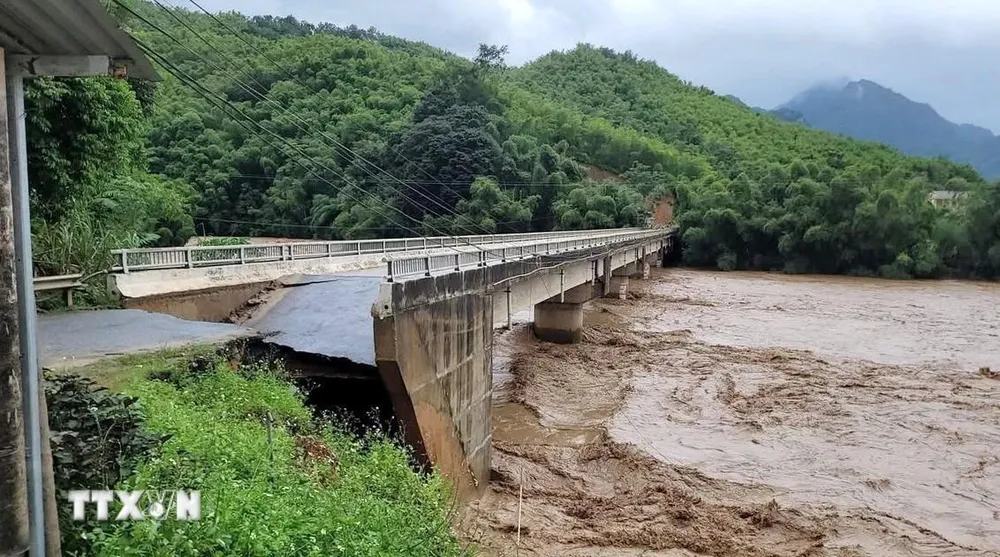 Thanh Hóa: Sập mố cầu Sơn Thủy do bão, 300 hộ dân bị chia cắt