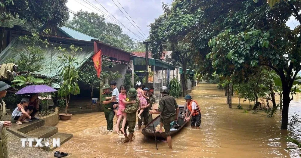 Do ảnh hưởng của cơn bão số 10, trên địa bàn tỉnh Thanh Hoá có mưa to trên diện rộng có nguy cơ gây ngập úng, lũ ống, lũ quét, sạt lở đất. (Ảnh: TTXVN phát) 