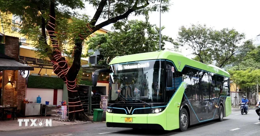 Xe bus điện. (Ảnh: Hồng Đạt/TTXVN) 