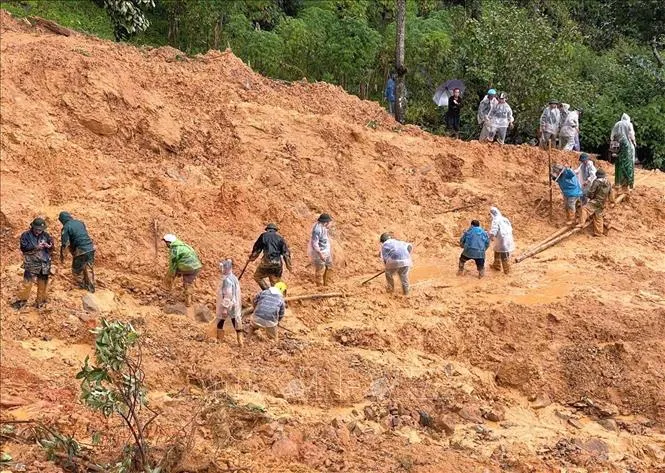 Chính quyền địa phương cùng lực lượng chức năng và người dân khẩn trương tìm kiếm người mất tích. Ảnh: TTXVN phát