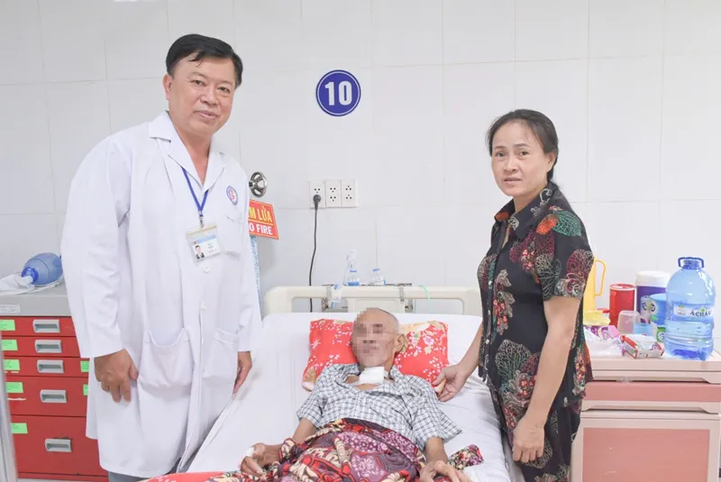 Bác sĩ Bệnh viện Đa khoa Sóc Trăng thăm khám cụ ông L.T. trước khi xuất viện.