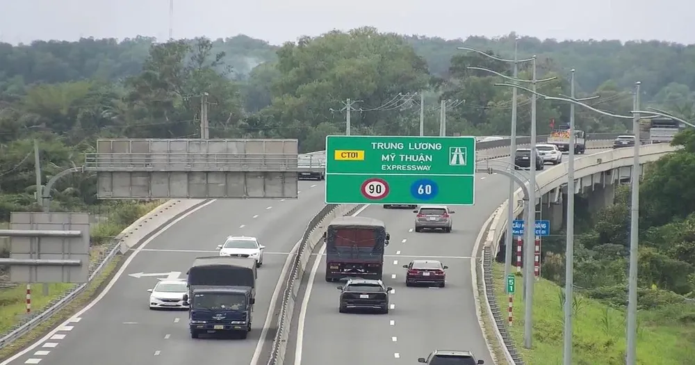 Phương tiện lưu thông trên tuyến cao tốc Trung Lương-Mỹ Thuận. (Anh: PV/Vietnam+) 