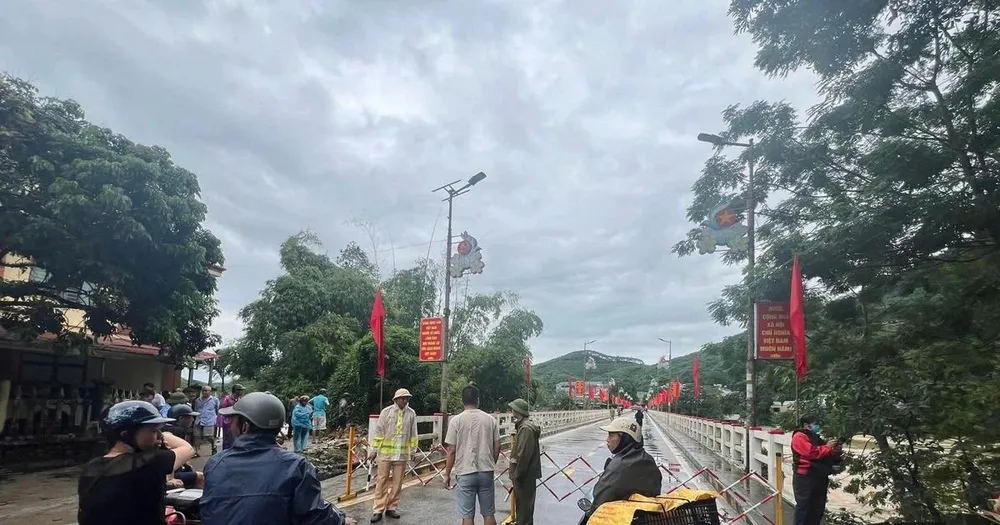 Tuyên Quang: Cấm người và phương tiện qua cầu Chiêm Hóa 