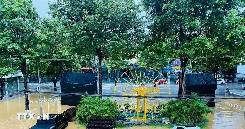 Còn 246 vị trí ách tắc giao thông trên các tuyến đường bộ do bão số 10 tàn phá