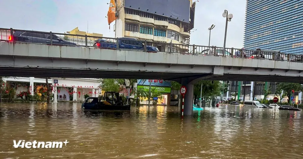 Thành phố Hà Nội vẫn còn rất nhiều điểm ngập úng trên nhiều tuyến phố nội đô. (Ảnh: Hoài Nam/Vietnam+) 