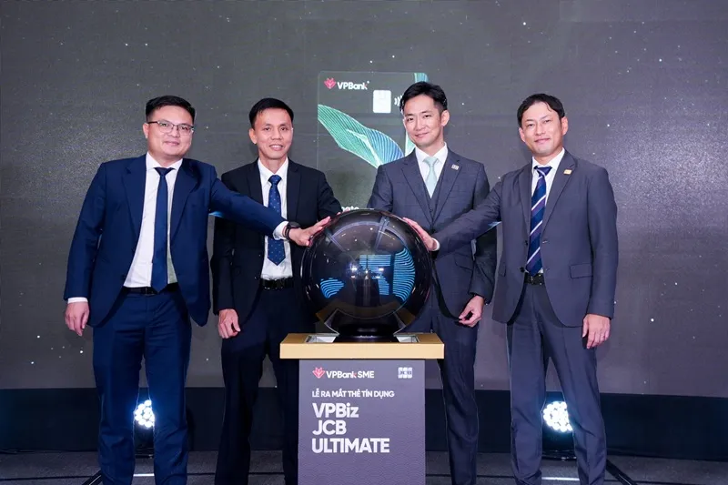 Đại diện VPBankSME và JCB bấm nút chính thức ra mắt thẻ tín dụng VPBiz JCB Ultimate