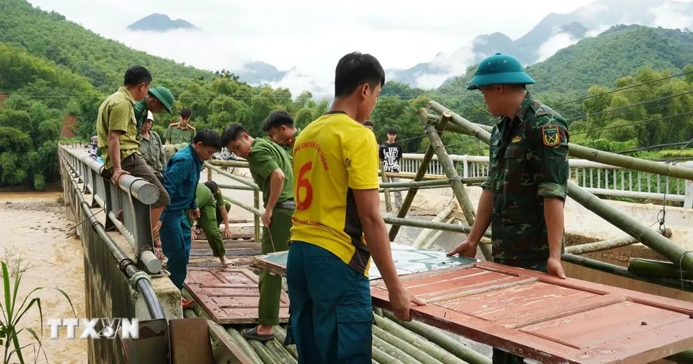 Thanh Hóa dựng cầu tạm cho người dân miền núi đi lại