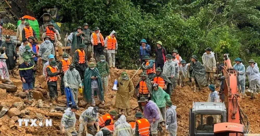 Bộ đội tìm thấy 1 trong 4 nạn nhân đầu tiên vụ sạt lở đất ở xã Lũng Cú
