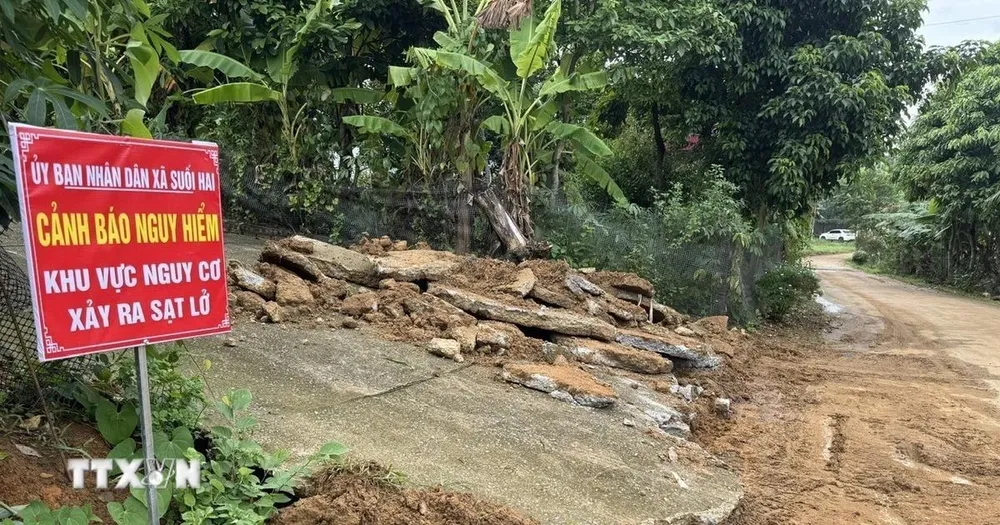 Gần 100 điểm giao thông đường bộ đang bị ách tắc do ảnh hưởng bão số 10