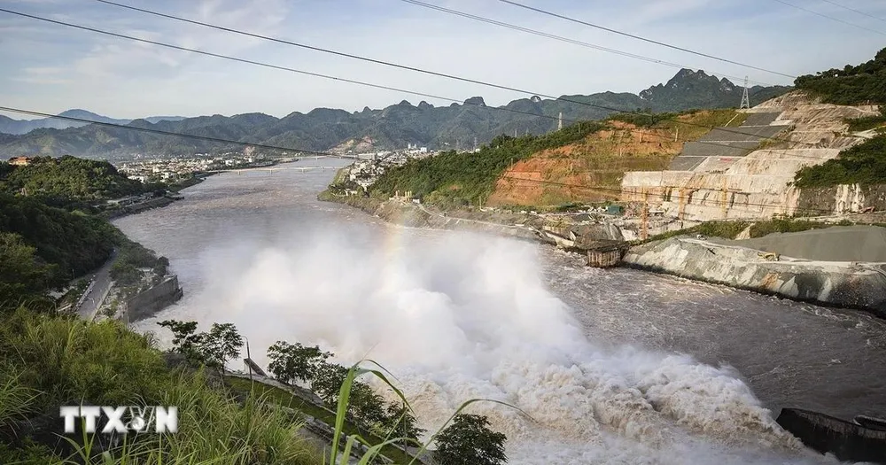 Thủy điện Sơn La mở một cửa xả đáy hồ để giảm lũ