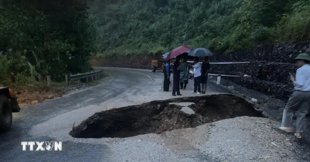 Thái Nguyên: Xuất hiện hố 'tử thần' lớn tại Quốc lộ 3B