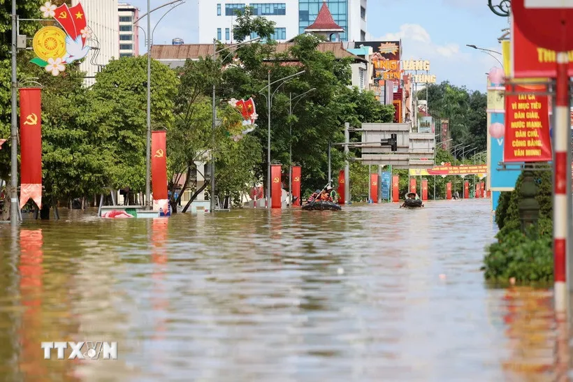 Ngập lụt trên tuyến đường Hoàng Văn Thụ, phường Phan Đình Phùng, tỉnh Thái Nguyên. (Ảnh: Nhật Anh/TTXVN) 
