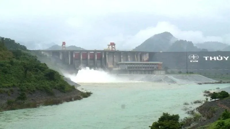 Thêm thủy điện Tuyên Quang mở cửa xả đáy