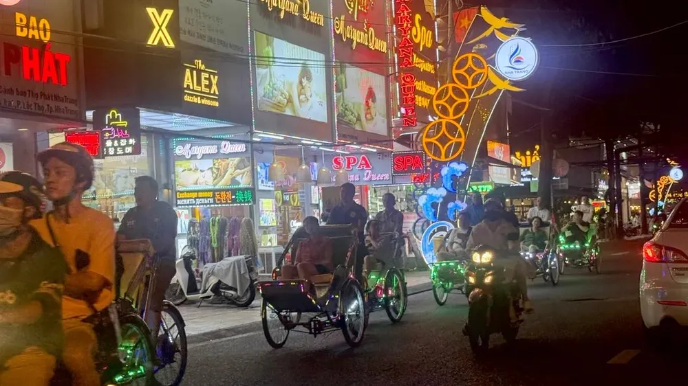 Xích lô chở khách tại các tuyến đường trung tâm - nơi có mật độ du khách cao.