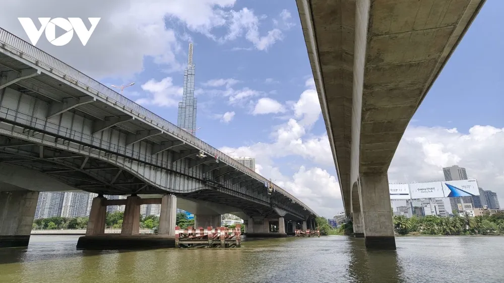 TP.HCM đã phát triển một cách chật vật. Mặc dù nội lực dồi dào nhưng liên tục bị kìm hãm bởi quá nhiều ràng buộc.