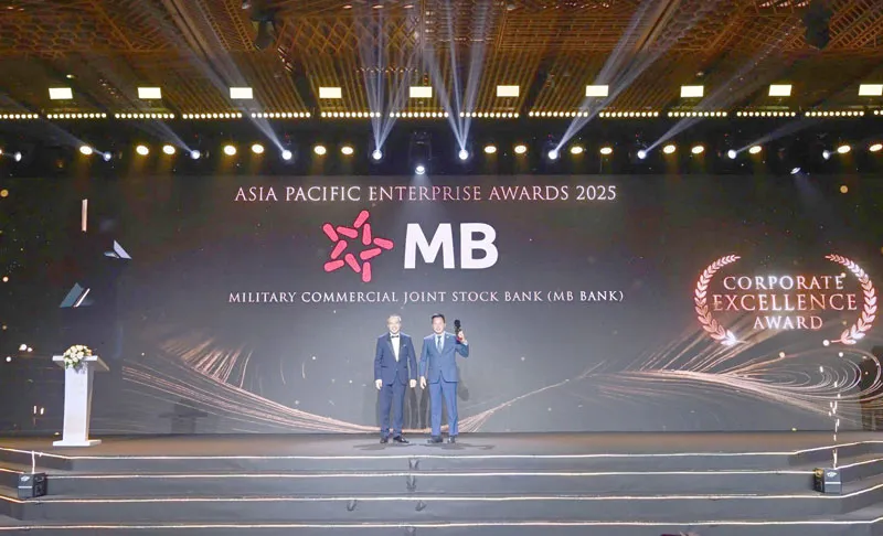 Ông Hà Trọng Khiêm – Phó Tổng giám đốc đại diện MB nhận giải thưởng