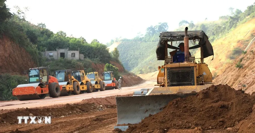 Thủ tướng yêu cầu dứt điểm giải phóng mặt bằng 4 dự án cao tốc 