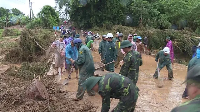 Lực lượng quân đội hỏa tốc ứng phó mưa lớn, lũ quét từ Quảng Trị đến Quảng Ngãi