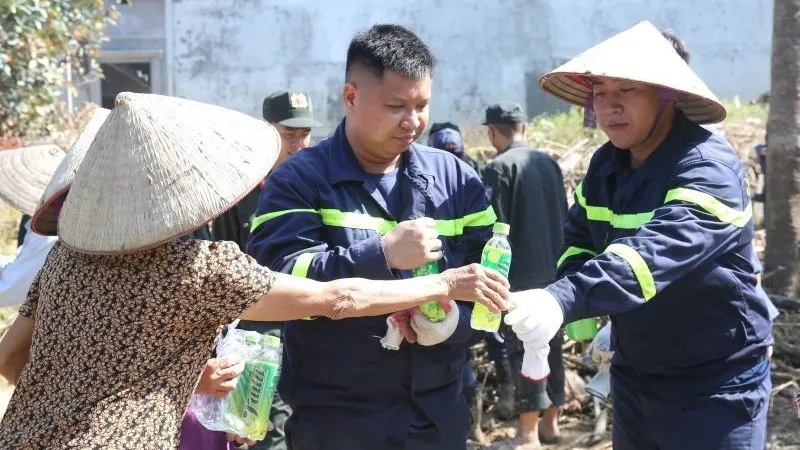 Bà con thôn Ngô Đạo, xã Đa Phúc mang nước uống tiếp sức cán bộ, chiến sĩ.