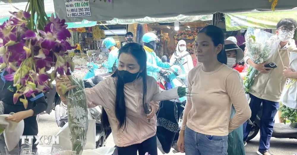 TPHCM: Xu hướng mua sắm quà tặng mới trong dịp lễ 20-10