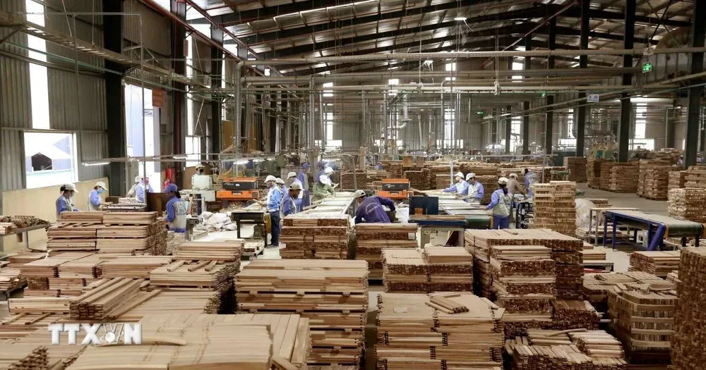 Sản xuất đồ gỗ xuất khẩu. (Ảnh: Vũ Sinh/TTXVN) 