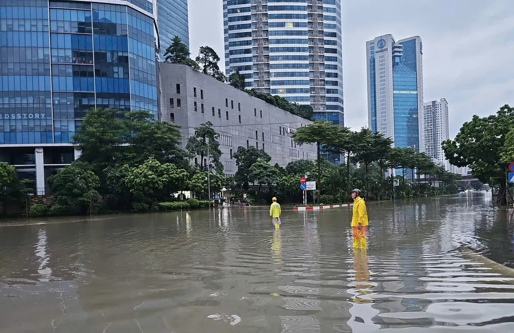 Nhiều tuyến đường ở Hà Nội cũng ngập nặng sau khi bị ảnh hưởng mưa bão. Ảnh: Trung Nguyên/Báo Tin tức và Dân tộc