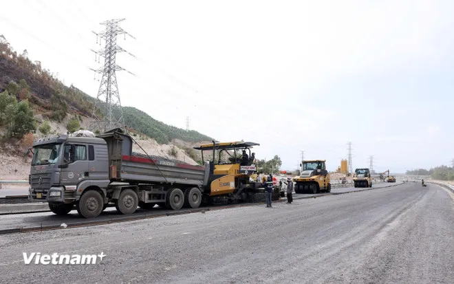 Thi công thảm nhựa nền đường một Dự án thành phần cao tốc Bắc-Nam phía Đông. (Ảnh: Quốc Khánh/Vietnam+)