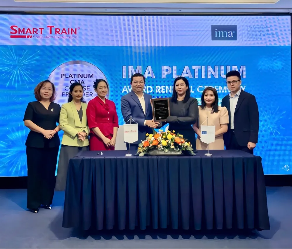 Đại diện Smart Train Academy và Hiệp hội Kế toán quản trị Hoa Kỳ thực hiện nghi thức ký kết hợp tác.