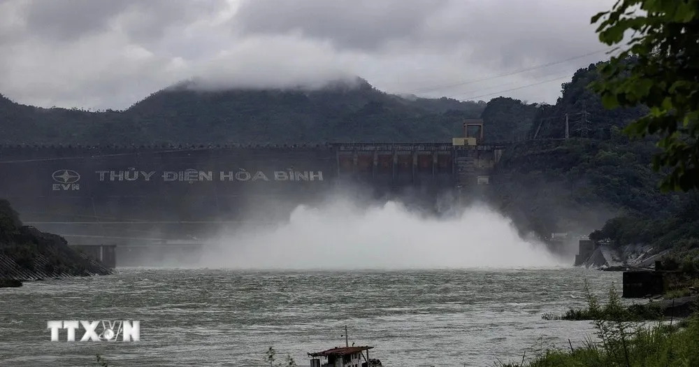 Đóng 1 cửa xả đáy hồ thủy điện Hòa Bình sau 2 ngày vận hành xả lũ