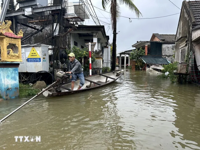 Mưa lớn gây ngập khiến người dân phải di chuyển bằng ghe. (Ảnh: Mai Trang/TTXVN) 