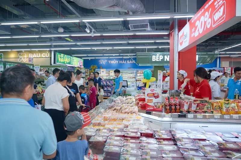 Khách hàng an tâm lựa chọn thịt tại WinMart.jpg