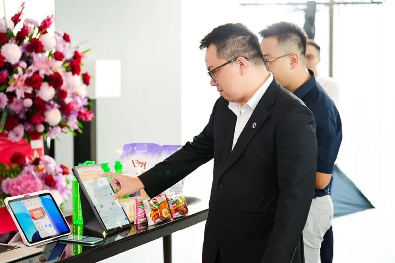 Ông Lê Thiết Bảo, Tổng giám đốc One Mount Distribution giới thiệu chức năng của OneShop tại lễ ra mắt.