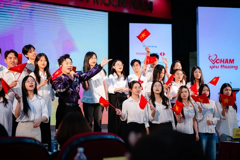 Đại sứ Quỹ Chạm Yêu Thương - Ca sỹ Tùng Dương giao lưu cùng tình nguyện viên tại Lễ ra mắt.jpg