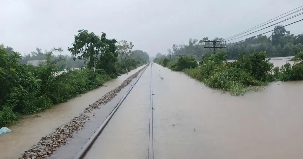 Đường sắt Bắc-Nam dừng chạy nhiều chuyến tàu do lũ lụt tại miền Trung