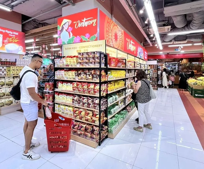 Người tiêu dùng mua sắm các sản phẩm Việt Nam làm quà tặng tại siêu thị WinMart.jpg