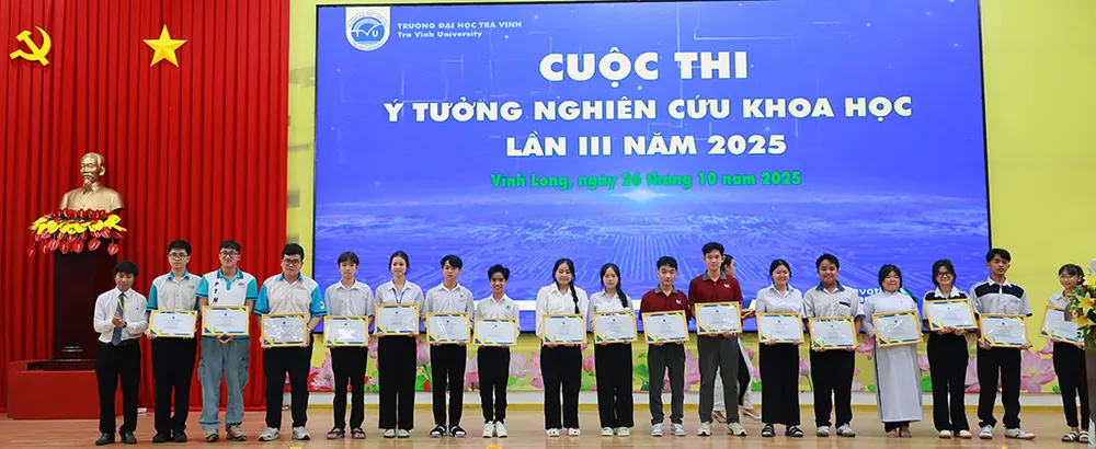 Trao giải thưởng cho các cá nhân cuộc thi “Ý tưởng nghiên cứu khoa học” tại Trường ĐH Trà Vinh.
