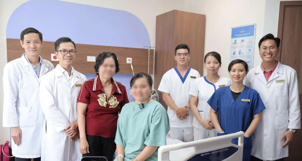Bệnh nhân H cùng nụ cười tự tin bên các bác sĩ Vinmec