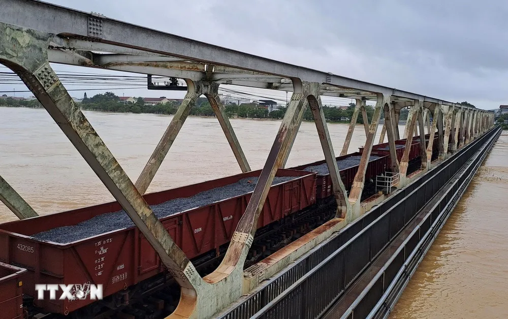 Dùng 2 đoàn tàu 1.600 tấn để gia tải chống trôi cầu đường sắt ở Huế