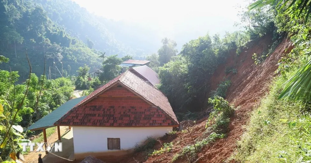 Nhiều nhà dân ở vị trí dưới cung sạt lở, sụt trượt vách taluy dương rất nguy hiểm. (Ảnh: Xuân Tiến/TTXVN) 