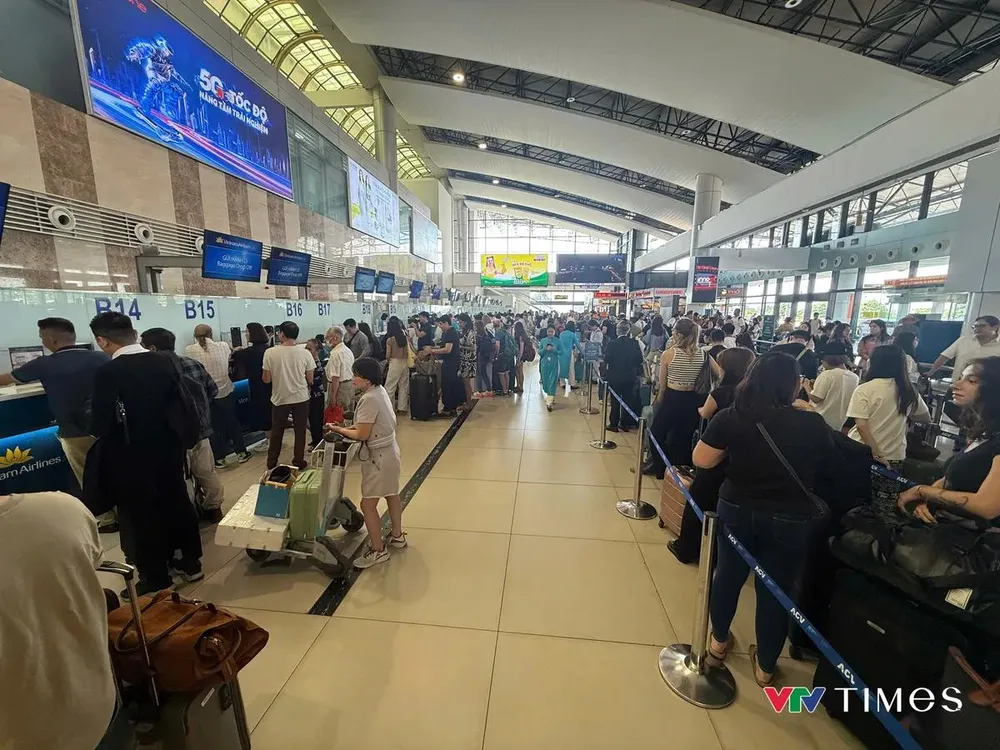 Hành khách tại nhà ga T1, Cảng hàng không quốc tế Nội Bài.
