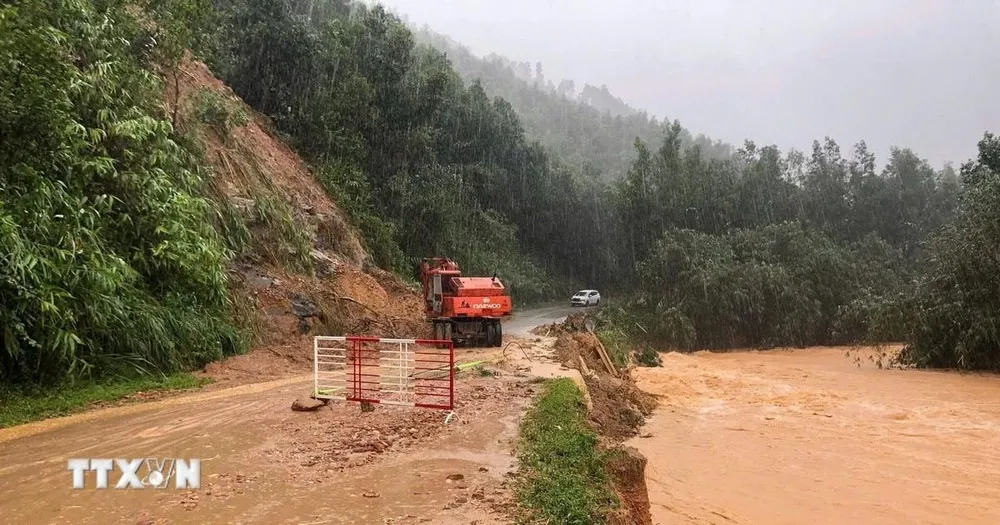 Huế: 3 cây cầu ở Khe Tre bị lũ cuốn chia cắt giao thông thôn xã